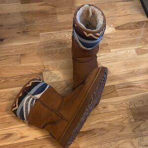 Women’s tan suede Uggs